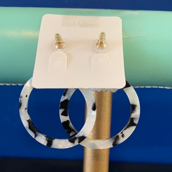 NWT Women’s Black and White Acrylic Hoop Earrings - Picture 2 of 3